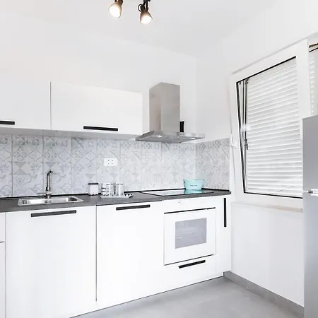 Apartman Black & White *