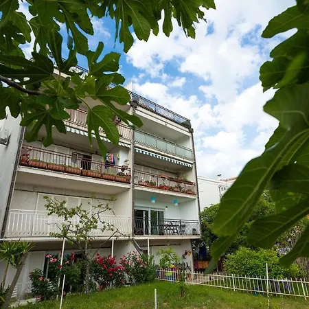 Apartman Black & White *