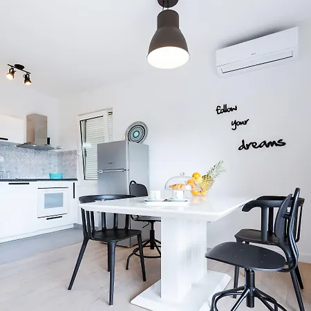 Apartament Black & White *