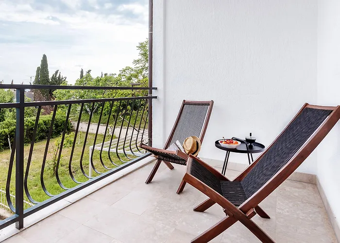 Black & White * Split